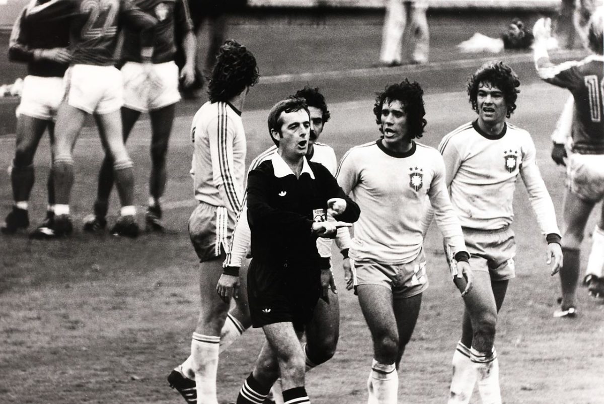 1978-clive-thomas-disallows-zico-goal.jpg